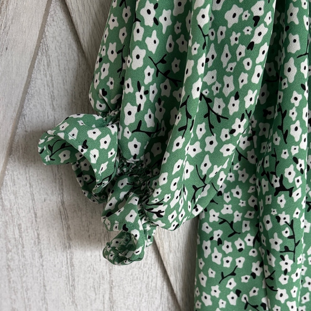 Well Worn Brand Green and White Floral Blouse - Picture 6 of 9